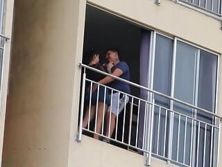 Je trompe mon mari sur le balcon - porno en espagnol