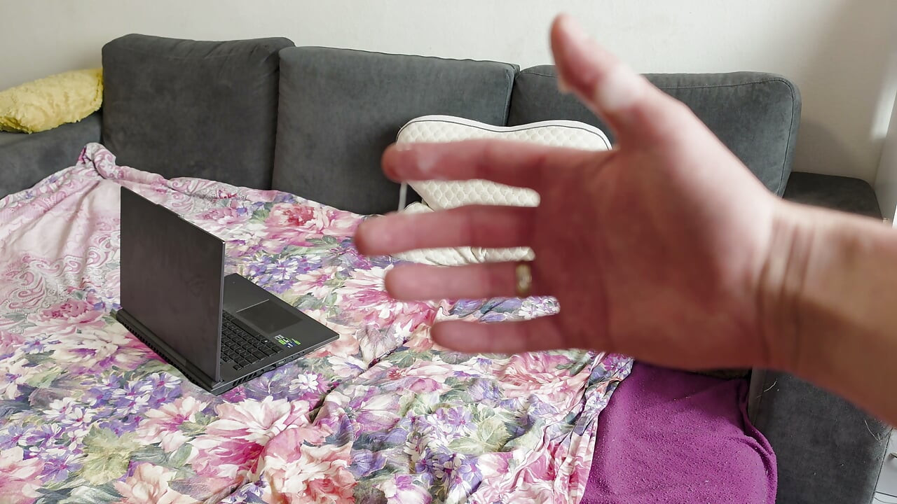 看著色情片打手槍時的激烈男性高潮