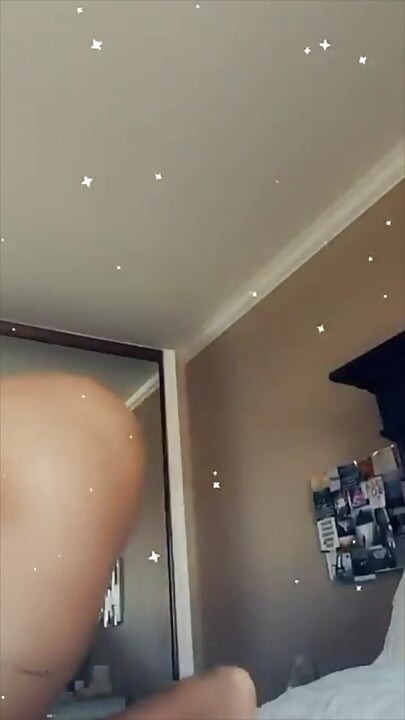 Cewek semok latina lela star lagi asik orgasme sampai banjir