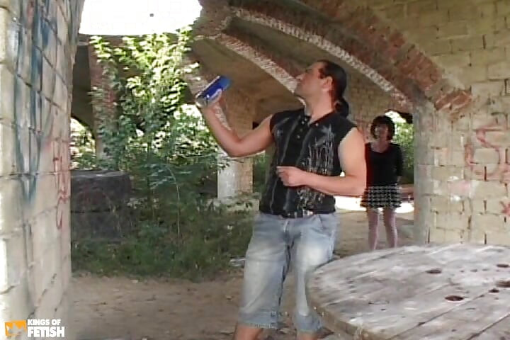 Грязной старухе все дырки трахнул мужик на улице