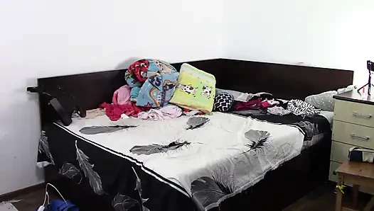 Сексуальная брюнетка занимается обнаженными делами по дому