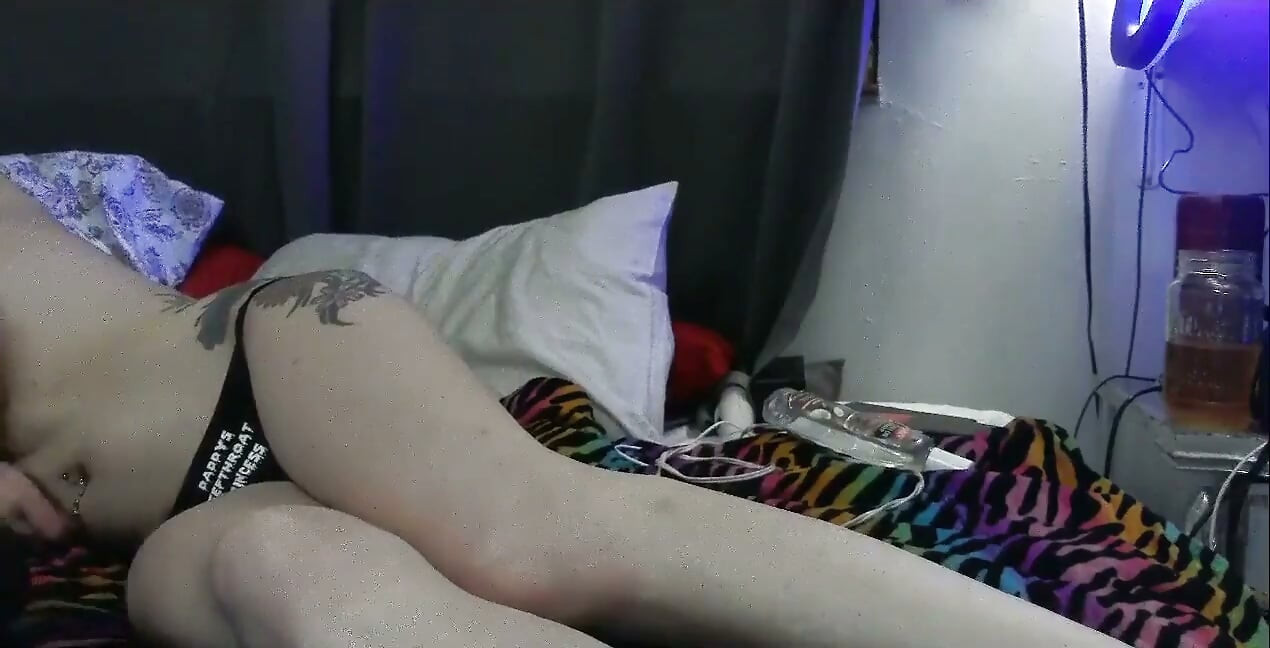 Zoey Portland Shakes Her Ass to Her Lesbian Fans and Men Watching on Cam Not Epstein Island