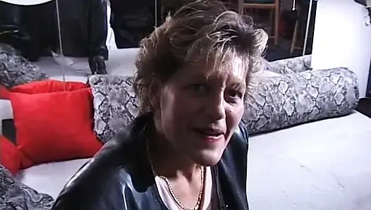 Mature slut fingers and rubs her snatch at the casting