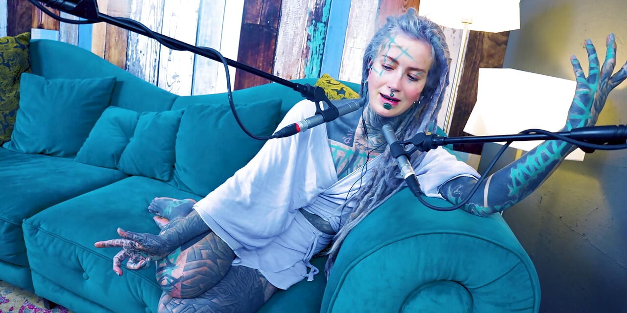 Je parle de S - Shame - ASMR podcast SFW talking goth maigre fille dreadlocks tatouage modèle encré fille encrée