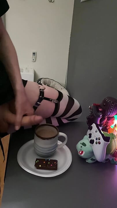 Femboy beleélvez a kávéjába, és megissza az egészet