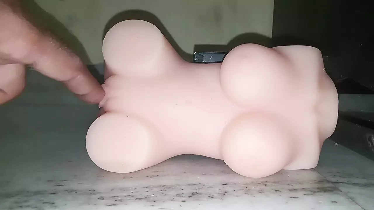 Il ragazzo gioca con dei giocattoli