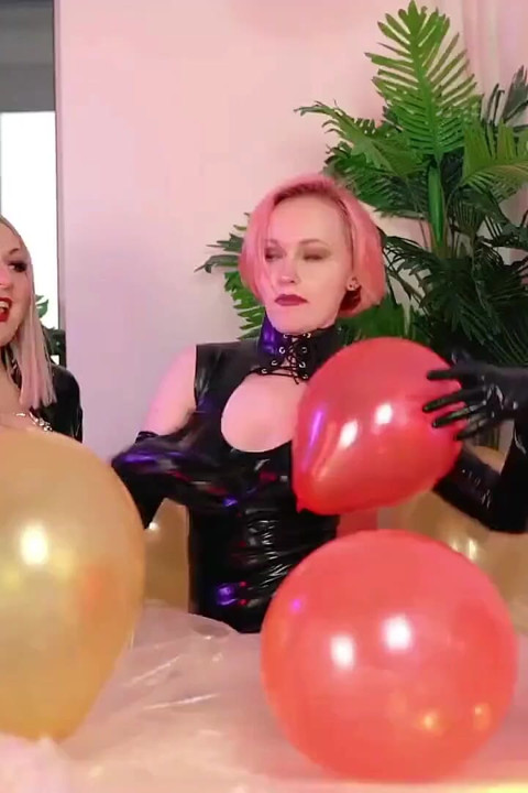 Hava balonu looner ateşli fetiş 2 sıkı parlak lastik kıyafetli lezbiyenler eğleniyor