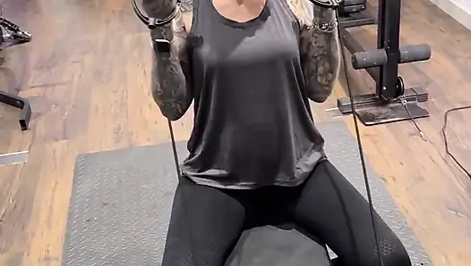 Cowok mesum gym ngentot aku
