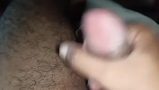 Hintli bir adam büyük yarağıyla oynuyor