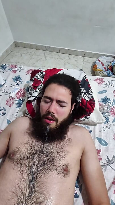 حليب من ثديي على لحية جاري