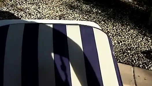 Schau zu, wie dieses französische schätzchen am pool reitet
