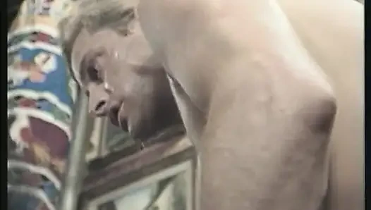 Азиатку-брюнетку и ее кавказскую подругу трахают в обе дырки