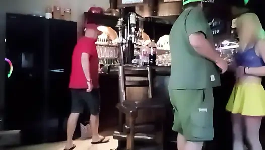 Красная шапочка блондинки получает немного любви