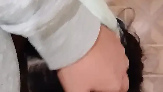 Bir dakika içinde ağzına boşaldım çünkü üvey annem ön kapıyı açmaya başlamıştı