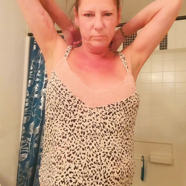 Lonely milf masturbation and talk in bathtub