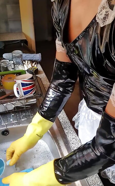 Hizmetçi servisi - çamaşır yıkıyor