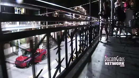 İç çamaşırlı parti kızları çıldırıyor ve soyunuyor