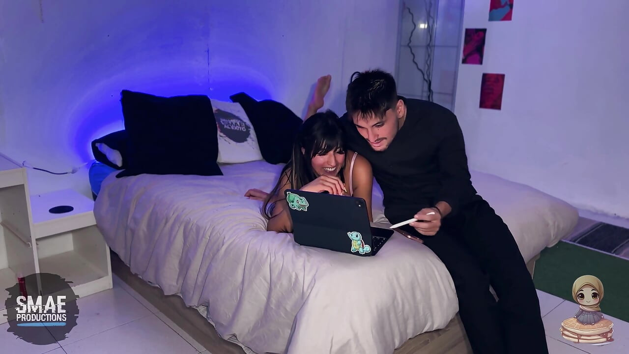 Aaliyah Yasin götüne tıkaçla papi'i sikiyor