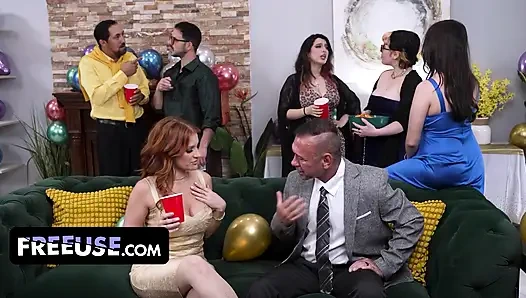 Elise london mengadakan pesta seks liar dan mengundang tiga cowok sekaligus untuk memeknya