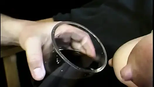 Asyalı kız senin için aynada göğüslerini sağıyor