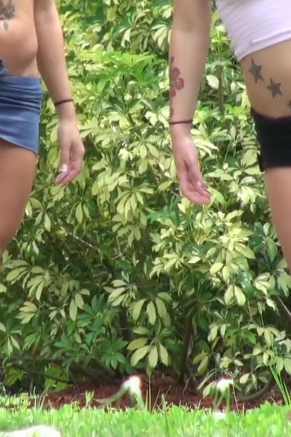 Pervs op patrouille - Grote tieten AmateurNa Levine loopt naar Abagelle die zich omkleedt en scoort een spontaan trio