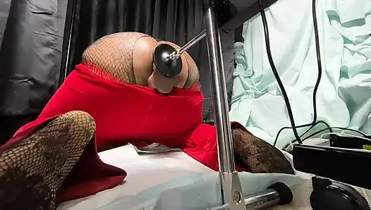 Büyük balon götlü Noel Baba Noel hediyesi için prostat orgazmı olana kadar büyük seks makinesi dildo tarafından sikiliyor