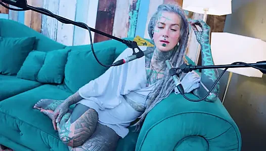 Ich spreche über O - Overcome - ASMR podcast SFW spricht goth dünnes mädchen dreadlocks tattoo-modell mit tätowierung, tätowiertes mädchen