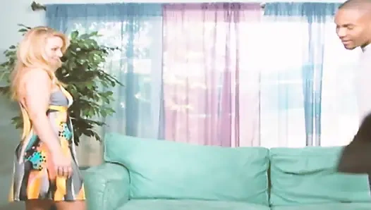 Hausfrauen lieben schwarze blonde milf mit großen hintern liebt es, interracial gefickt zu werden