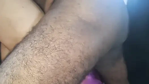 Cowok dominan kulit hitam ini ngentot sama pria lain sambil ditonton suami