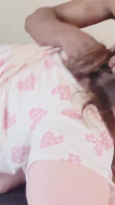 黑色披萨外卖员保存情人节并操悲伤的家庭主妇