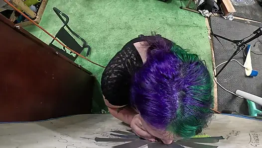 Готическая тинка посещает глорихол, отсасывает у него досуха