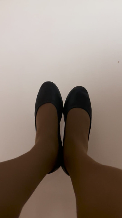 Footjob με επίπεδα παπούτσια