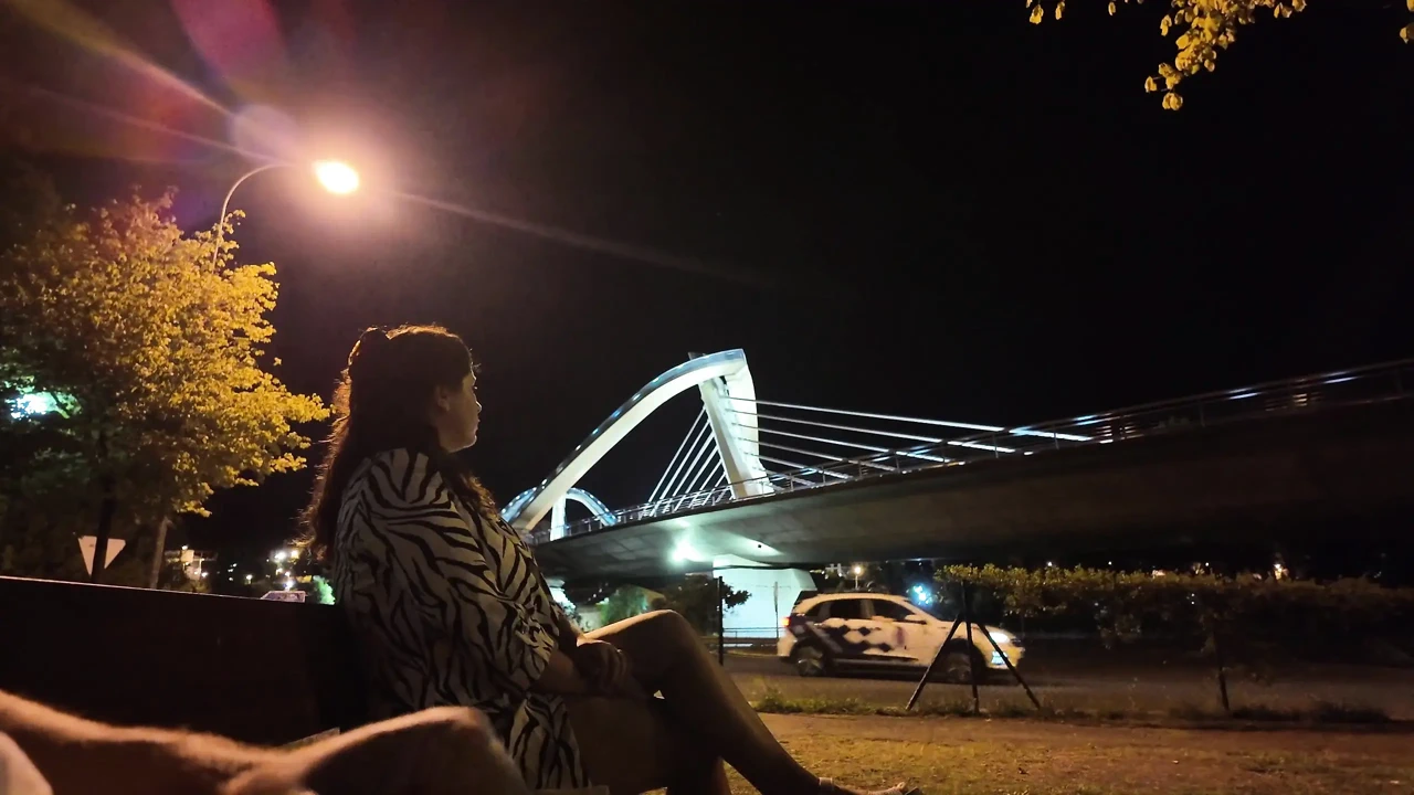 一个暴露狂当场来到一个婊子。她不知道如何处理他。