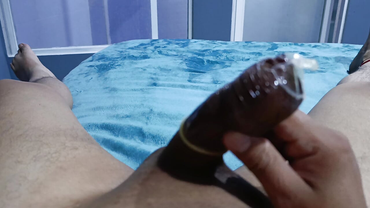 Eu me masturbo duro e agradável com meu pau no quarto