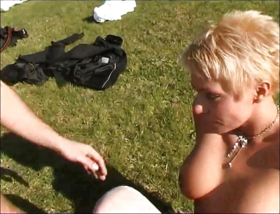 सुनहरे बालों वाली चोदने लायक मम्मी सार्वजनिक रूप से गीला लंड लेती है