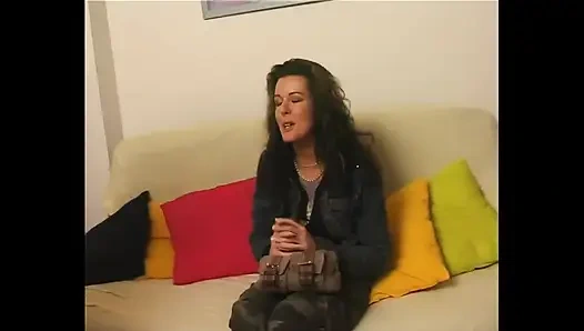 Güzel ve utangaç esmer kamera önünde soyunuyor