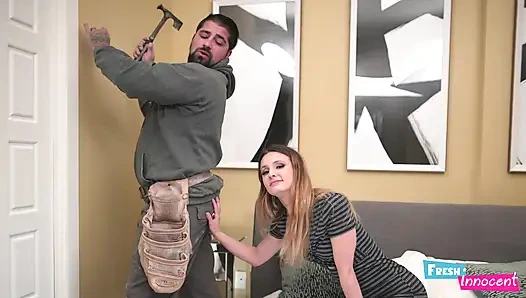 Taze ve masum - sevimli minyon genç kız tamircinin büyük çekici tarafından sikiliyor