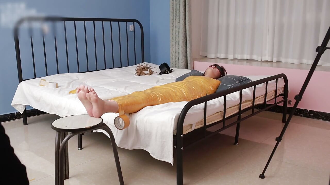 A Cute Barefoot Girlfriend Uses Tape to Bind Her Whole Body, Playing with Her Cute Bare Feet