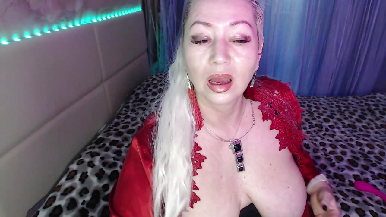 Hot modne camgirl Aimee Hot MILF (aka AimeeParadise)...