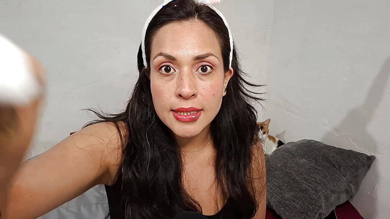 ASMR RELAXING FACIAL CLEANSING (ROLEPLAY IN SPANISH)
