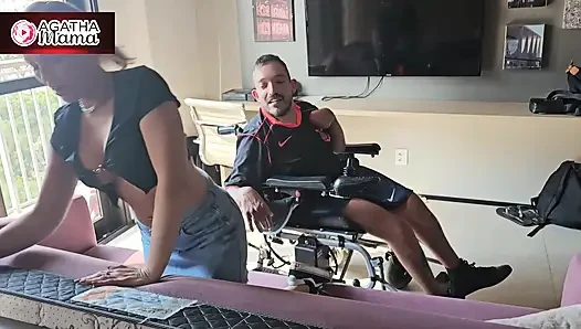 Ben, Agatha Mama, kısa etekli temizlikçi kadın, sapık bir tekerlekli sandalye kullanıcısıyla çılgın bir seks oluyorum!