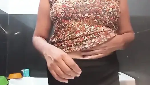 Миниатюрная дези Mia Z мастурбирует на улице в походе