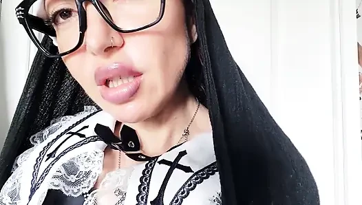 Эта монахиня выглядит не очень религиозной