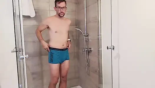 Yolda tam bir günün ardından otel duşunda ıslak solo