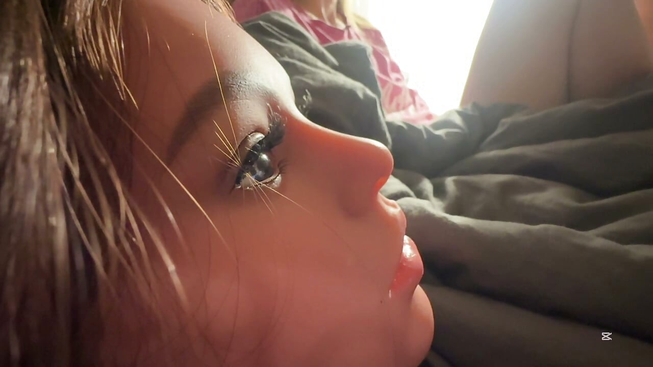 Chica virgen comienza su vida sexual con muñeca sexual nano tech