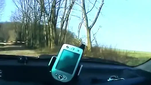 Blondine lutscht schwanz und zeigt feuchte muschi im auto