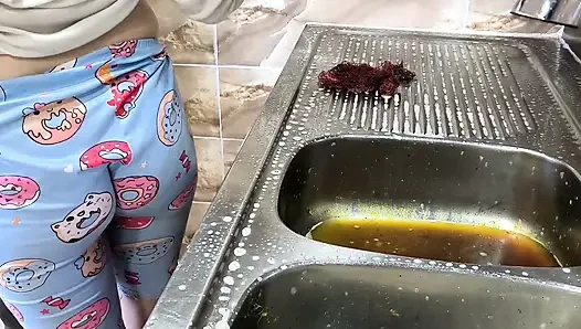 Саудовский мужчина трахает арабскую горничную на кухне