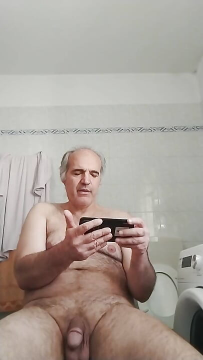Puno pišanja u umivaoniku, dugo drkanje i prljavi jezik