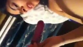 Индийская шаловливая симпатичная девушка играет с ее киской одна