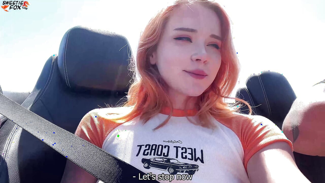 女孩在车里吮吸陌生人的鸡巴并在休息时玩后入式啪